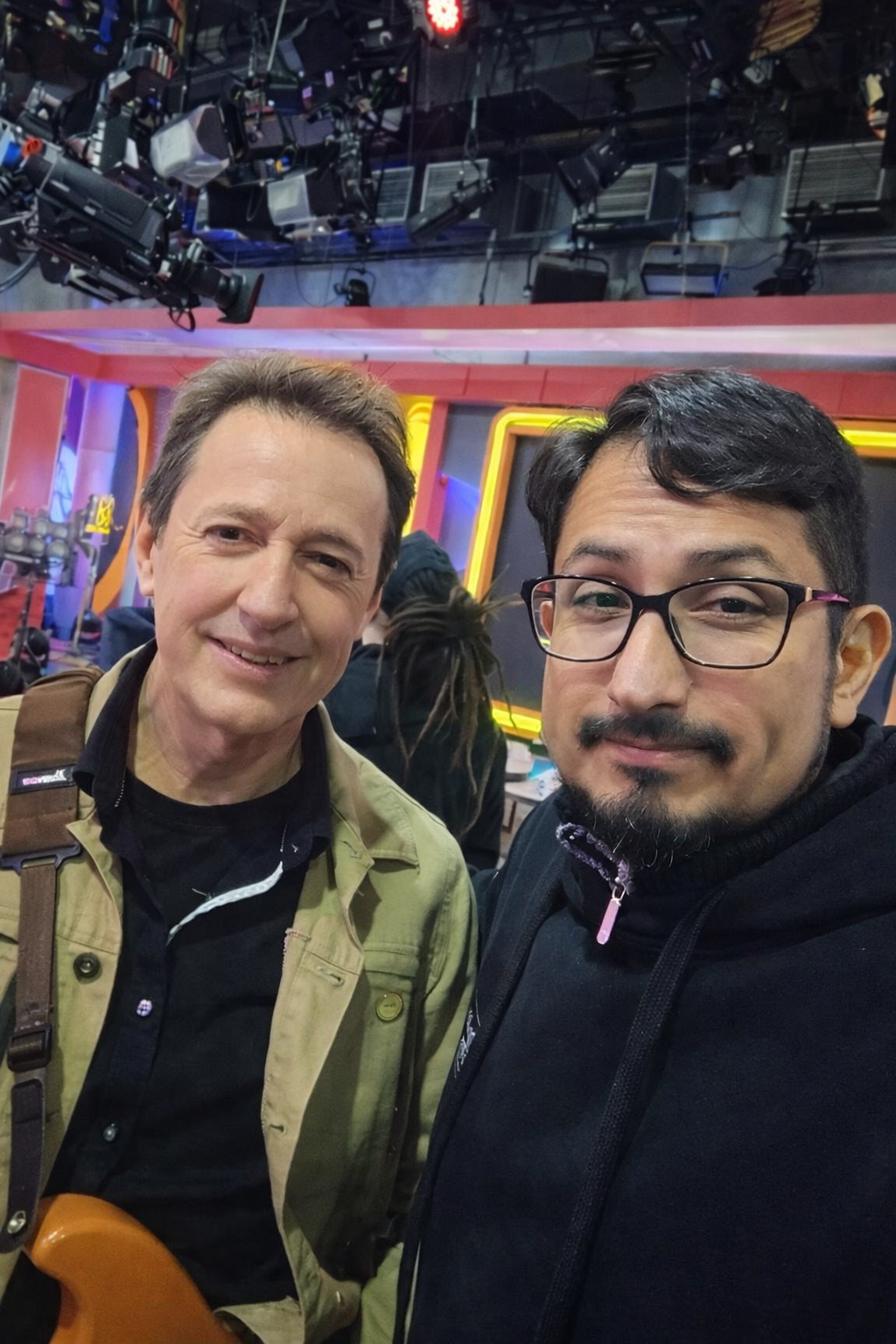 Encuentro con Miguel de Sexual Democracia en estudio de televisión