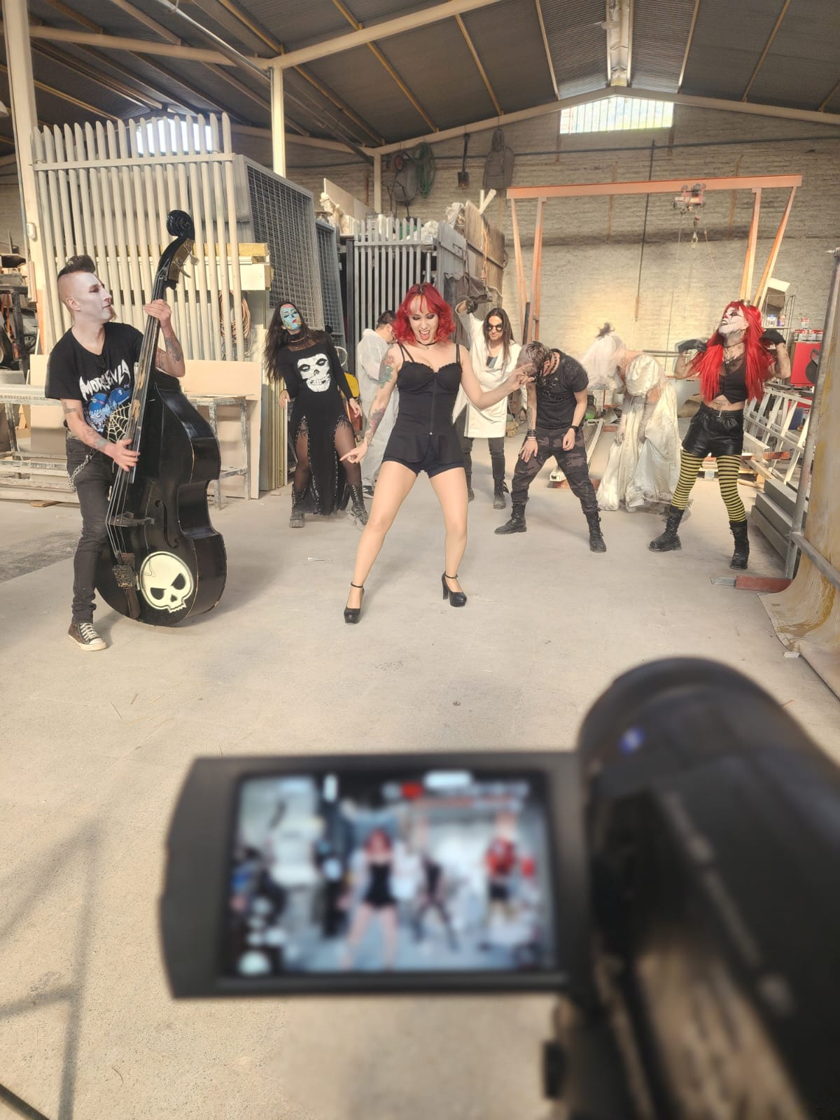 Escena del videoclip HELLP 6